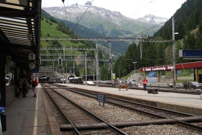 İsviçre'de 80 yolcuyu taşıyan tren raydan çıktı