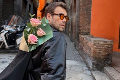 Murat Dalkılıç’ın sahne kazası! Pantolonunun arkasındaki ıslaklık dikkat çekti