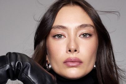 Neslihan Atagül'ün ayna pozu! Takipçileri beğendi