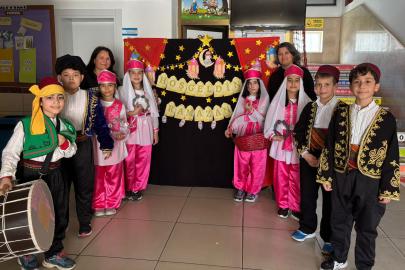 Okulda öğrenciler davul çalıp mani söyledi