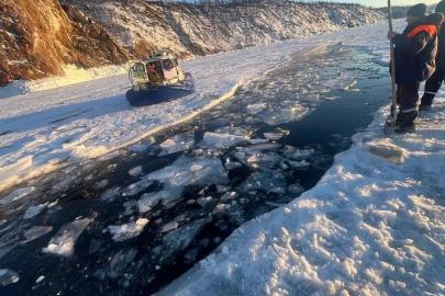 Rusyada Baykal Gölünde buz altına giren araçta 8 kişi öldü