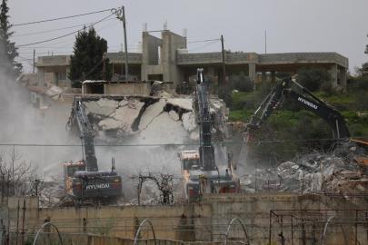 Soykırımcı İsrail Batı Şeria'da Filistinlilere ait evleri ve tesisleri yıkmaya devam ediyor