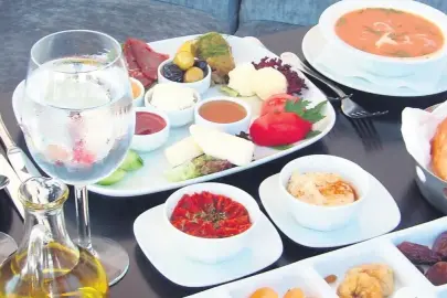 Vatandaşın protestosu restoranlara geri adım attırdı: Doluluk % 30 düştü zamda frene basıldı