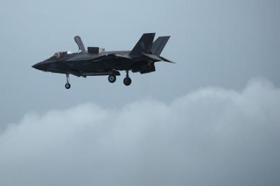 ABD'ye ait F35 savaş uçağı İran ateşiyle vurulduğu şüphesiyle acil iniş yaptı