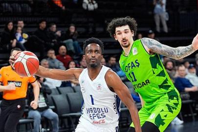 Anadolu Efes sahasında TOFAŞ'ı devirdi