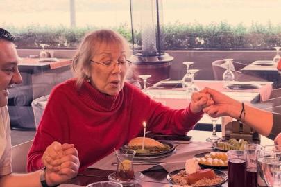 Ata Demirer'den duygusal paylaşım! Annesiyle Boğaz'da poz verdi