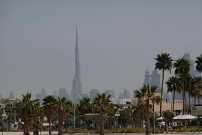 BAE'nin Dubai kentinde engellenen İHA parçalarının düşmesi sonucu 2 kişi yaralandı