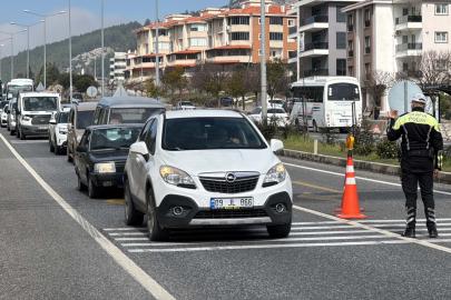 Bayram öncesi Muğla'ya tatilci akını; araç kuyrukları oluştu
