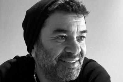 Bülent Şakrak'tan genç sevgiliye ilan-ı aşk