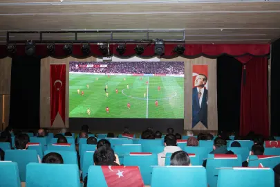 Bursa Osmangazi’de dev ekranda milli coşku