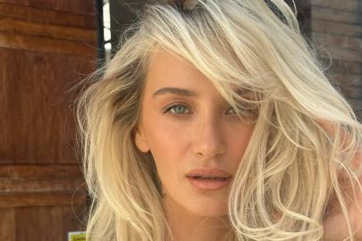 Didem Soydan yine podyumda! Transparan tarzı yorum aldı