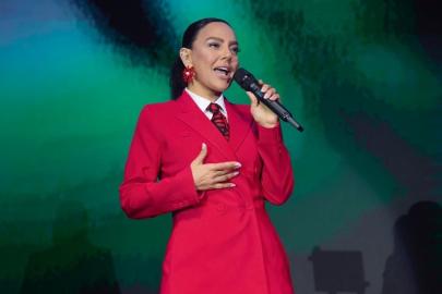 Ebru Gündeş Demet Özdemir'e hayran kaldı: Sen söyledin biz ağladık