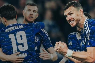 Edin Dzeko yine boş geçmedi! Fenerbahçe'nin eski yıldızı, Schalke 04'te şov yapıyor...