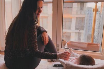 İrem Helvacıoğlu kızı Sora'yı paylaşmaya doymuyor: "Elbise ve oyuncak benim"