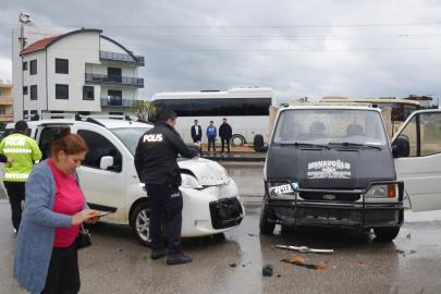 Kamyonet ile hafif ticari araç çarpıştı: 1 yaralı