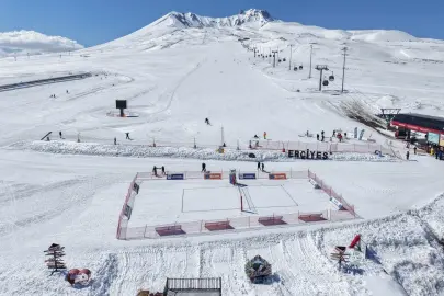 Kayseri Erciyes'te kar voleybolu heyecanı başlıyor
