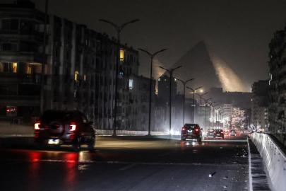 Mısır'da tasarruf önlemleri: Dükkanlar erken kapandı, sokaklar karanlığa büründü