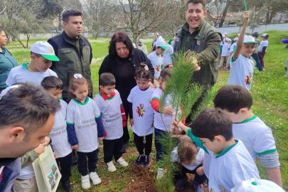 Muğla'da öğrencilerden fidan dikimi