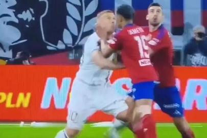 Ne yaptın Podolski!? Yumruk attı, kırmızı kart gördü