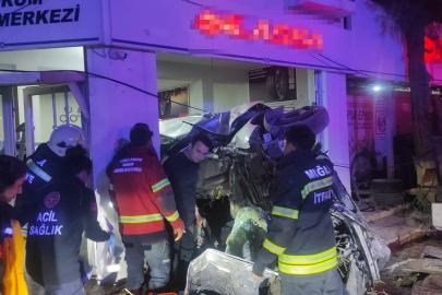 Otomobil, oto lastik mağazasına çarpıp devrildi; 1’i ağır, 3 yaralı