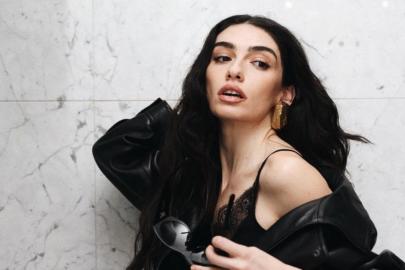 Oyuncu Hazar Ergüçlü sevgilisi Efe Çelik'ten ayrıldı