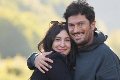 Oyuncu Yasemin Sakallıoğlu'nun evlilik yıl dönümü paylaşımı! Statta kutladılar