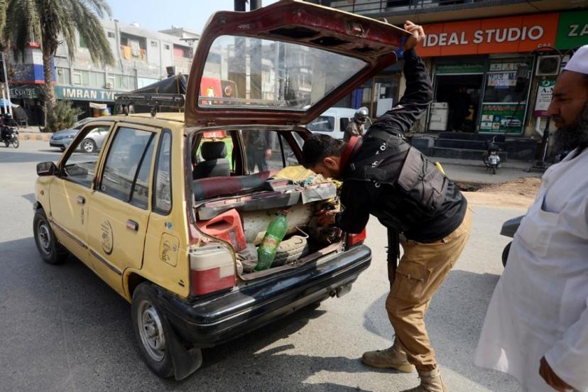 Pakistan'da, Hamaney'in öldürülmesiyle başlayan gösteriler nedeniyle sokağa çıkma yasağı ilan edildi