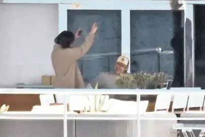 Pitt sevgilisiyle lüks yatta görüntülendi