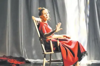 Tek kişilik oyunla sahnede