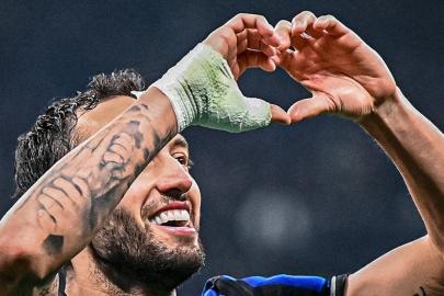 Ünlü futbolcu Hakan Çalhanoğlu evliliğin sırrını verdi: O konuşuyor, ben dinlemiyorum