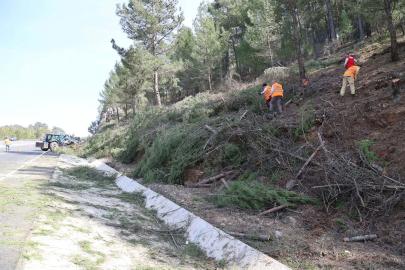 Yangınlara karşı yol kenarlarında yoğun mesai