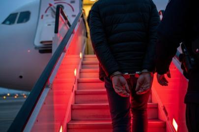 16'sı kırmızı bültenle aranan 61 suçlu Türkiye'ye getirildi