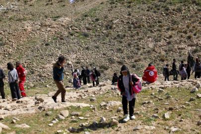 Batı Şeria'da öğrenciler, işgalci İsraillilerin kapattığı yol nedeniyle derslerini sokakta yaptı