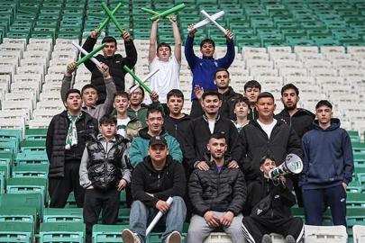 Bursaspor taraftarından şampiyonluk maçına 40 bin kartonluk koreografi