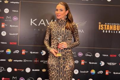 Buse Varol'un transparan tarzı! Ödül Töreni tarzı çok eleştirildi