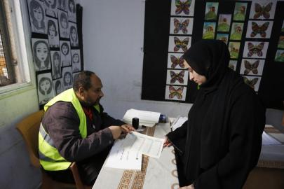 Gazze'deki Filistinliler, katil İsrail'in saldırıları gölgesinde yerel seçimler için sandığa gitti