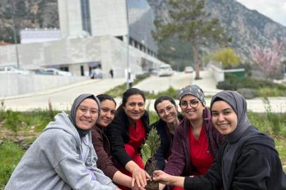 Hastane bahçesine fidan dikimi