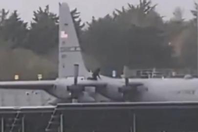 İrlanda'da bir şahıs Amerikan askeri uçağına baltayla saldırdı