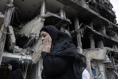 İşgalci İsrail ordusu, Lübnan'ın güneyindeki Meys elCebel beldesinde evleri ateşe verdi