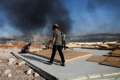 İşgalci İsrailliler, Batı Şeria'da Filistinli bir baba ve oğlunu yaraladı