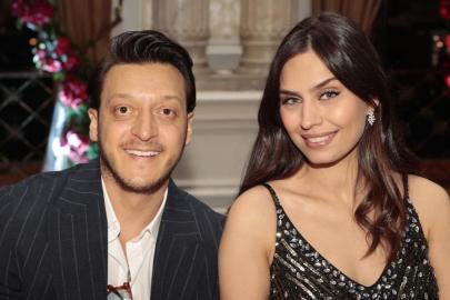 Mesut Özil üçüncü kez baba oldu! Aile fotoğrafı geldi