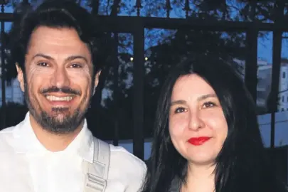 Misafir çağıran erkek yemeği yapar