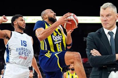 (ÖZET) Fenerbahçe derbide Anadolu Efes'i farklı devirdi! Ligde üst üste 2. galibiyetini aldı | Anadolu Efes - Fenerbahçe maç sonucu: 73-89