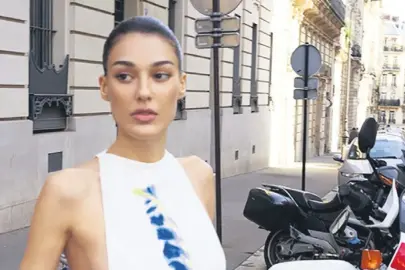 Paris’te poz verdi