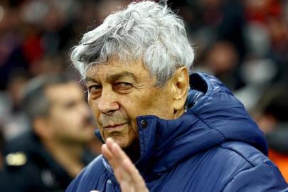 Romanya'da Lucescu ile yollar ayrıldı: Hagi adım adım Milli Takım'a