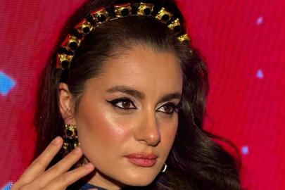 Şarkıcı Atiye eteğiyle dikkat çekti! İlginç kıyafetine yorum yağdı