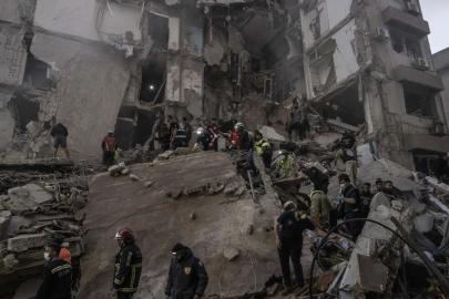 Soykırımcı İsrail'in Lübnan'ın güneyinde bir binaya düzenlediği saldırıda biri çocuk 5 kişi hayatını kaybetti