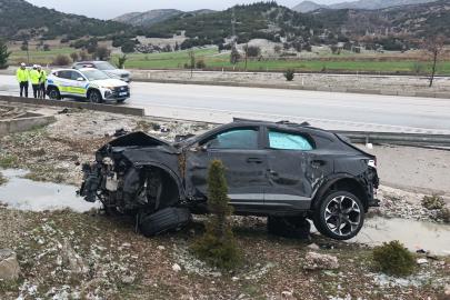 Takla atan otomobildeki 3 kişi yaralandı