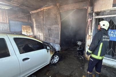Tamirhanede yangın; 4 motosiklet ve 1 otomobil zarar gördü