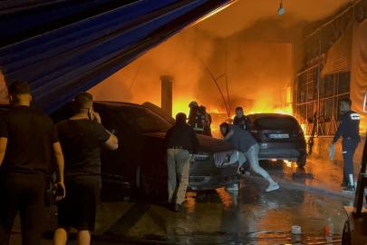 Tamirhanede yangın;  5 araç yandı